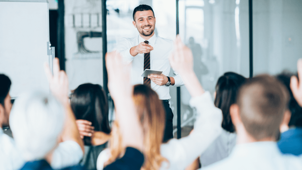 homme qui fait une formation avec des mains levées